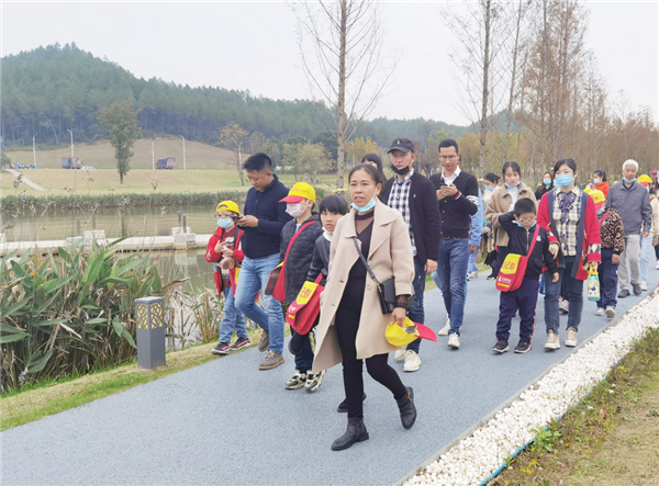 “千人市民觀察團”走進城投集團龍山湖公園、陶瓷產(chǎn)業(yè)加速基地等項目