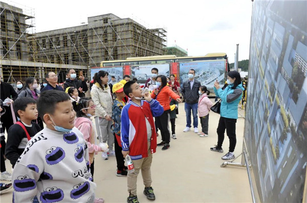 “千人市民觀察團”走進城投集團龍山湖公園、陶瓷產(chǎn)業(yè)加速基地等項目