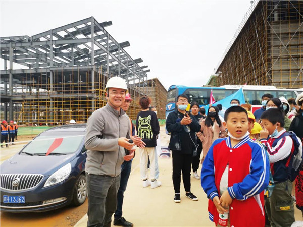 “千人市民觀察團”走進城投集團龍山湖公園、陶瓷產(chǎn)業(yè)加速基地等項目