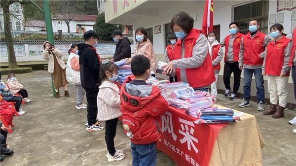 市城投集團(tuán)開展“黨建引領(lǐng)學(xué)雷鋒，志愿服務(wù)展風(fēng)采”送溫暖活動